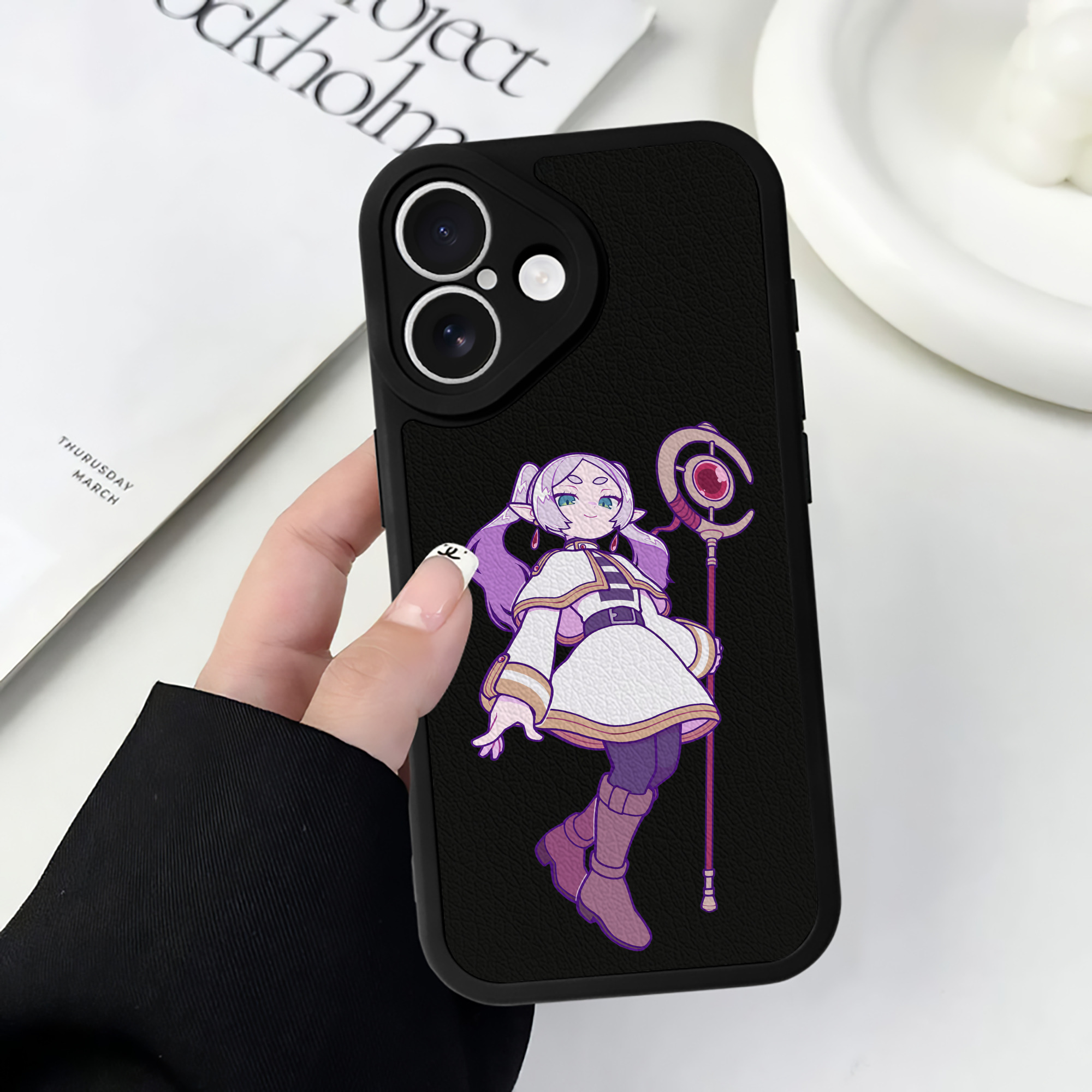 （画像用） 葬送のフリーレン Frieren 【iPhone 16シリーズ対応】シリコンスマホケース（レザー調） 材質：シリコン
